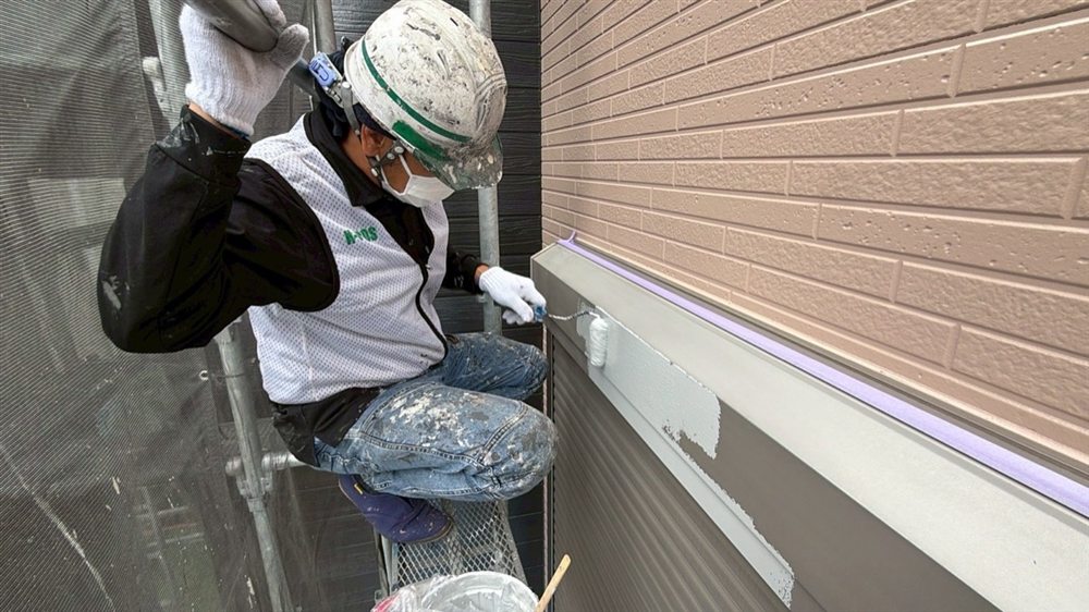 シャッターボックスなどの付帯部を塗装し、建物全体に統一感を持たせます。 写真