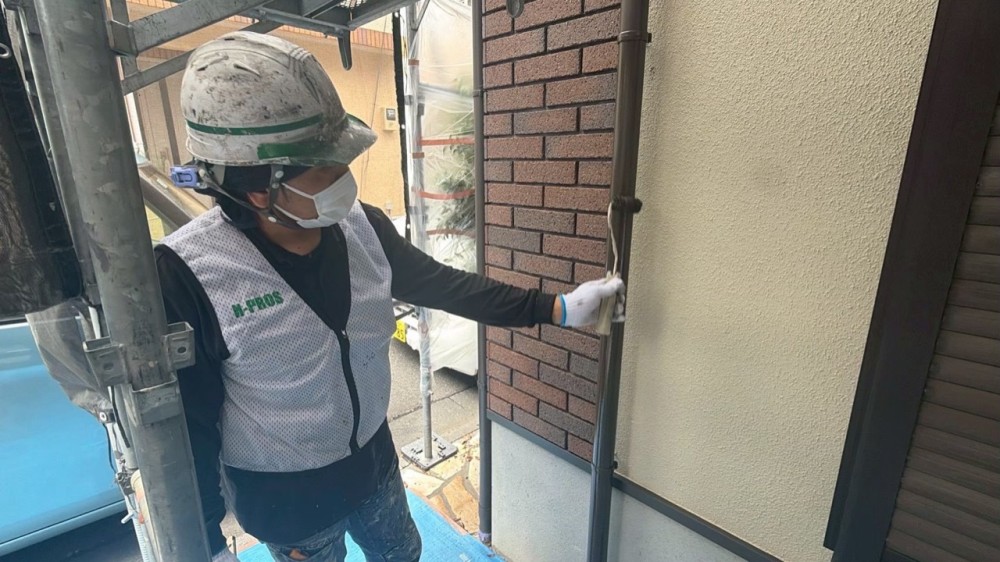 雨樋・竪樋を塗装し、紫外線や雨風による劣化を抑えながら美観を整えます。 写真