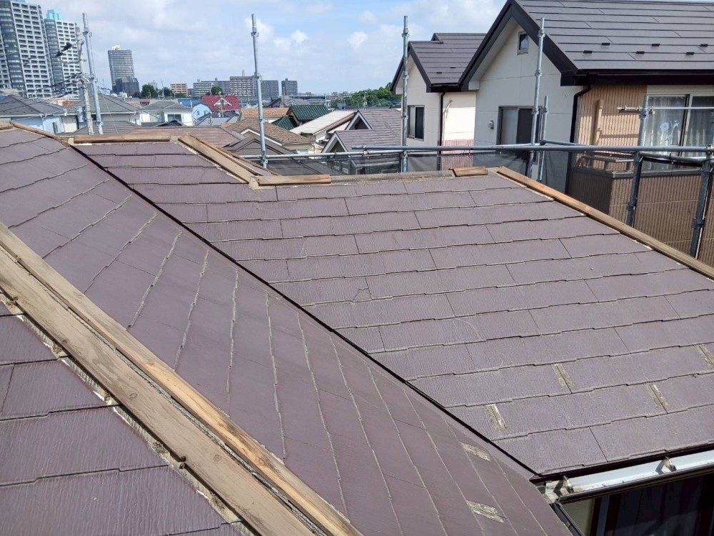 屋根カバー工法に向けて、既存の棟板金と貫板を撤去し下地を確認します。 写真