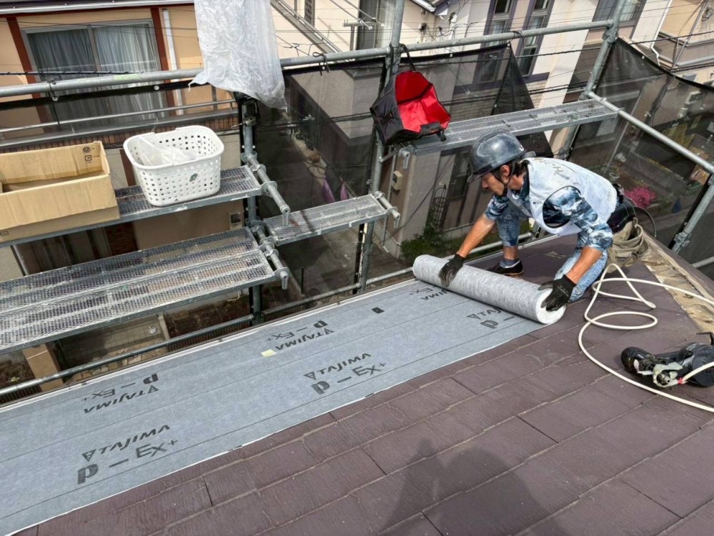 既存屋根の上に防水シートを施工し、雨水の浸入を防ぐ防水層を形成します。 写真