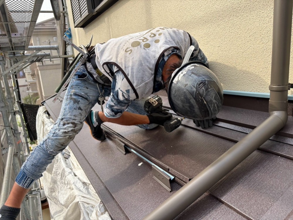 新しい屋根材を確実に固定し、耐久性と防水性を備えた屋根に仕上げます。 写真
