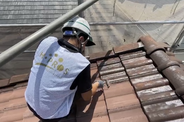 下塗り1回目｜モニエル瓦の吸い込みを確認しながら、下地全体へ丁寧に下塗り材を塗布します。 写真