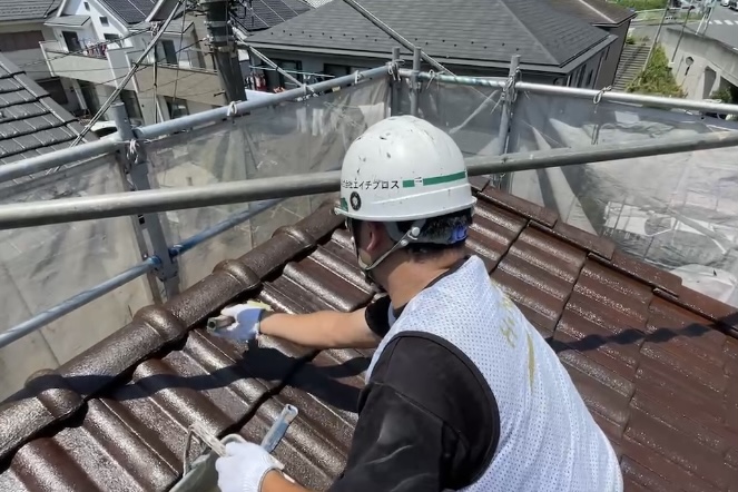 下塗り3回目｜仕上げ塗料の密着と均一な仕上がりを考え、屋根の状態に合わせて3回目の下塗りを行いました。 写真