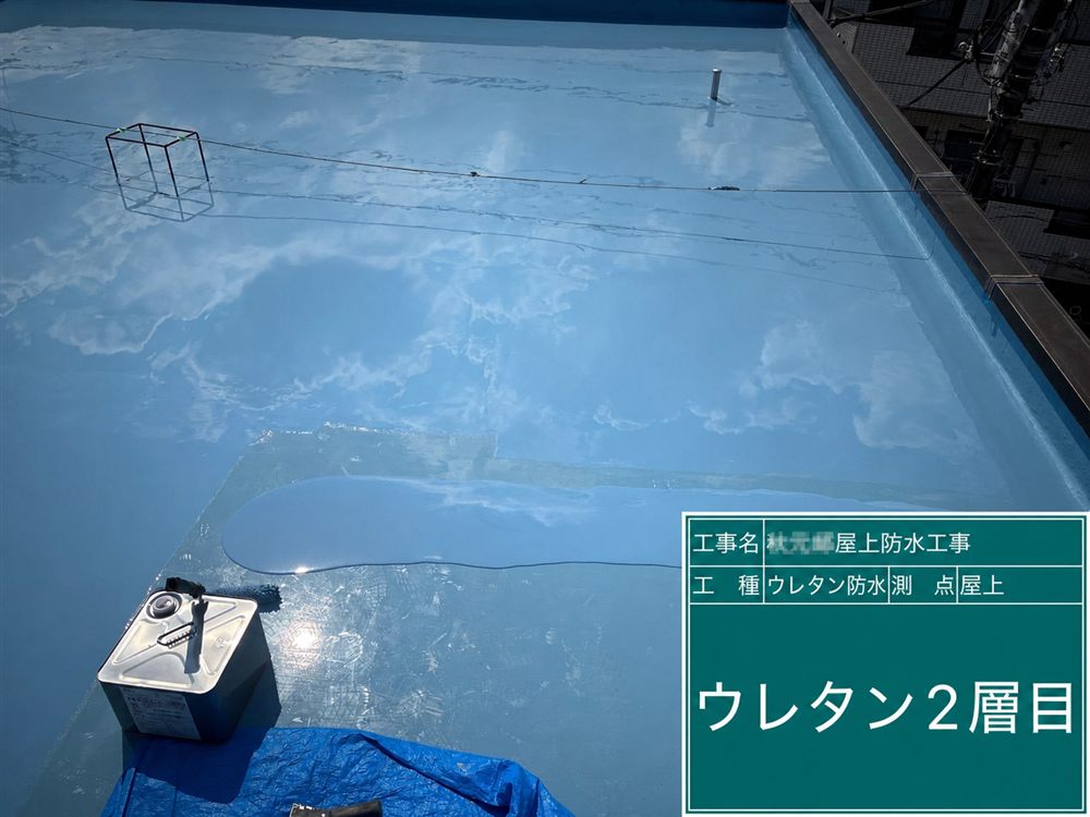 1層目の硬化後、ウレタン防水材の2層目を塗布して必要な膜厚を確保します。 写真